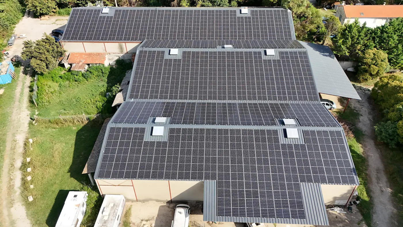 Toiture solaire sur entrepôt industriel à Fourques, Gard — Phénix Solar