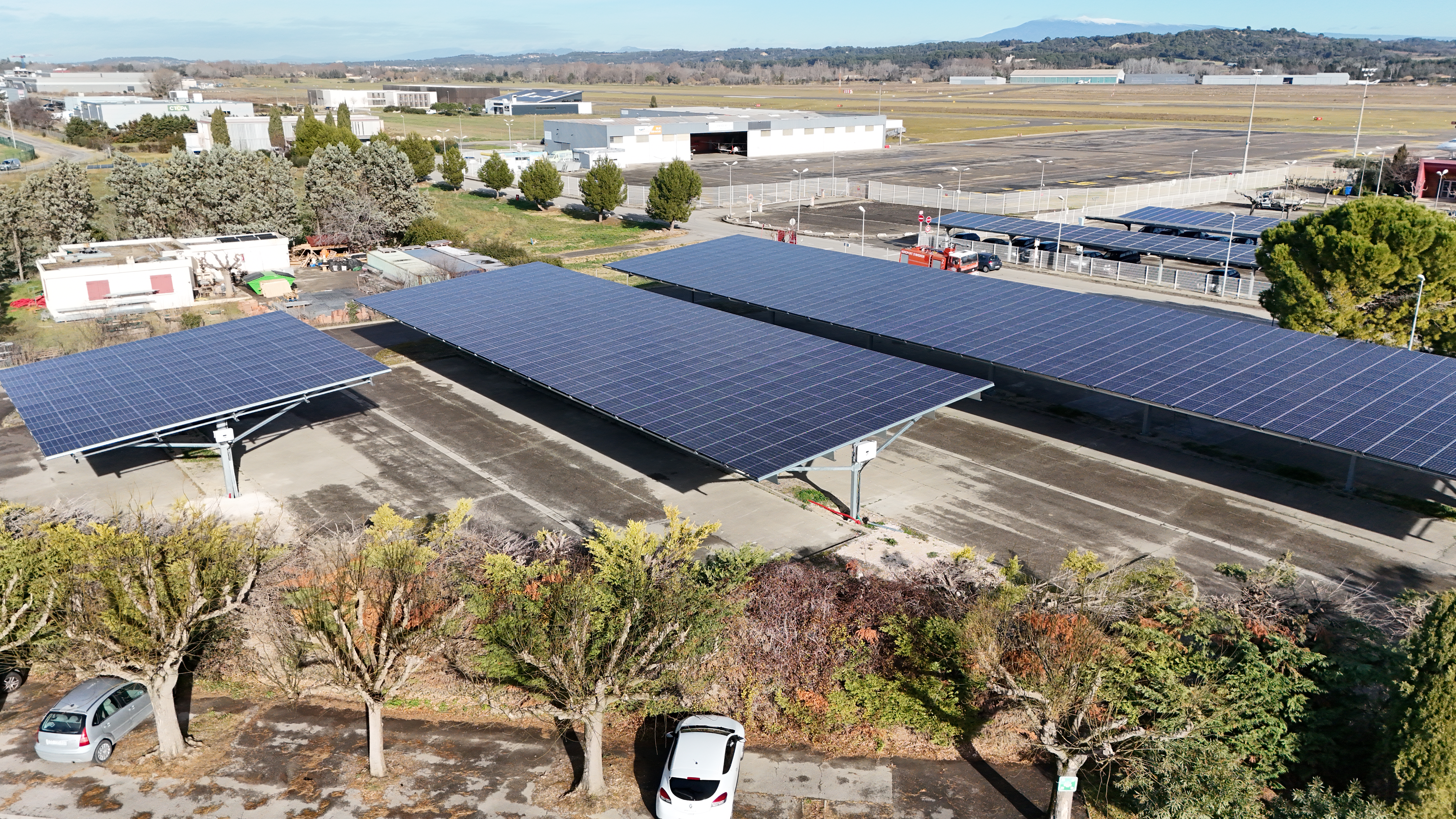 Parking équipé d'ombrières photovoltaïques par Phénix Solar