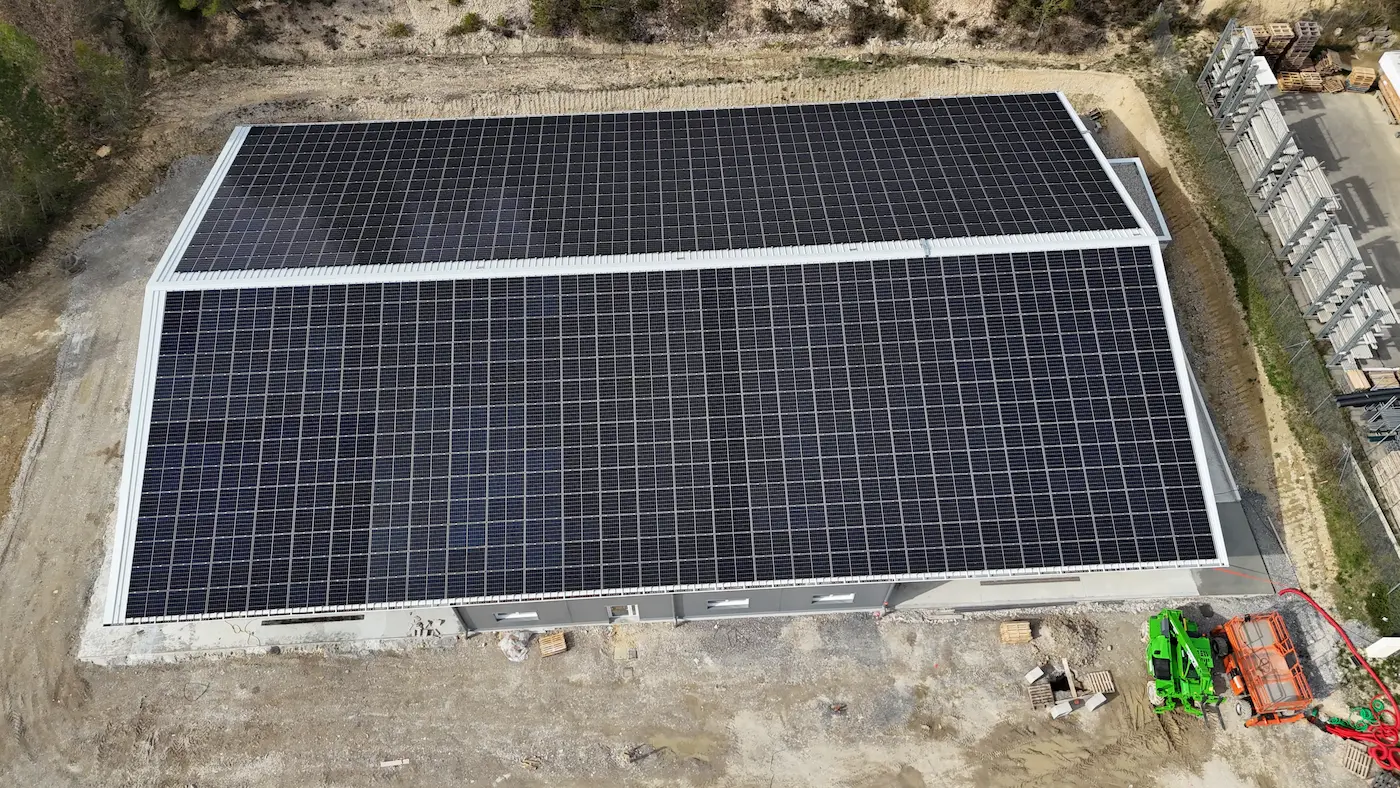 Hangar agricole photovoltaïque à La Penne-sur-l'Ouvèze, réalisé par Phénix Solar