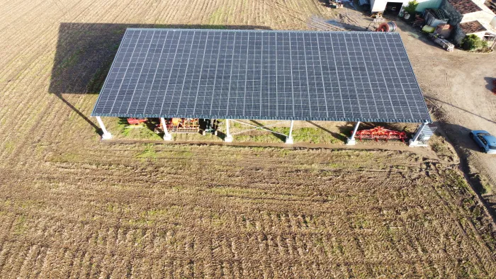 Construction de bâtiment avec toiture photovoltaïque