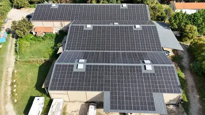 Toiture solaire sur entrepôt industriel à Fourques, Gard - Phénix Solar