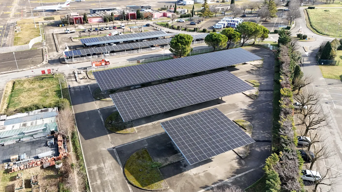 Ombrières photovoltaïques parking aéroport d'Avignon — Phénix Solar