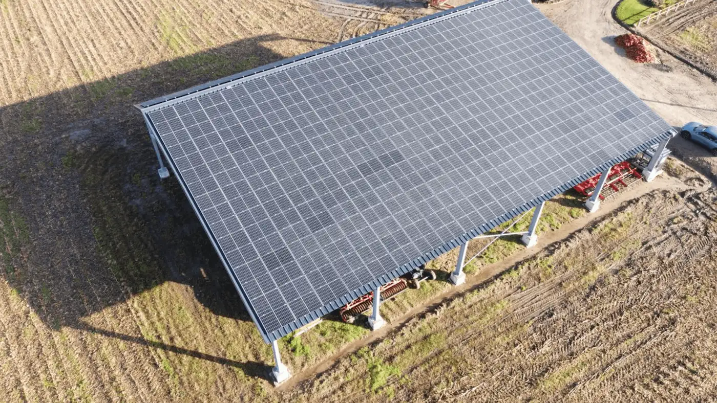 Construction de bâtiment avec toiture photovoltaïque