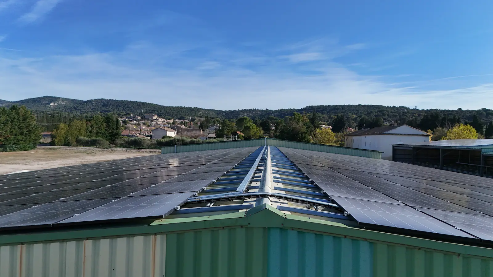 Technicien en intervention de maintenance sur une installation photovoltaïque