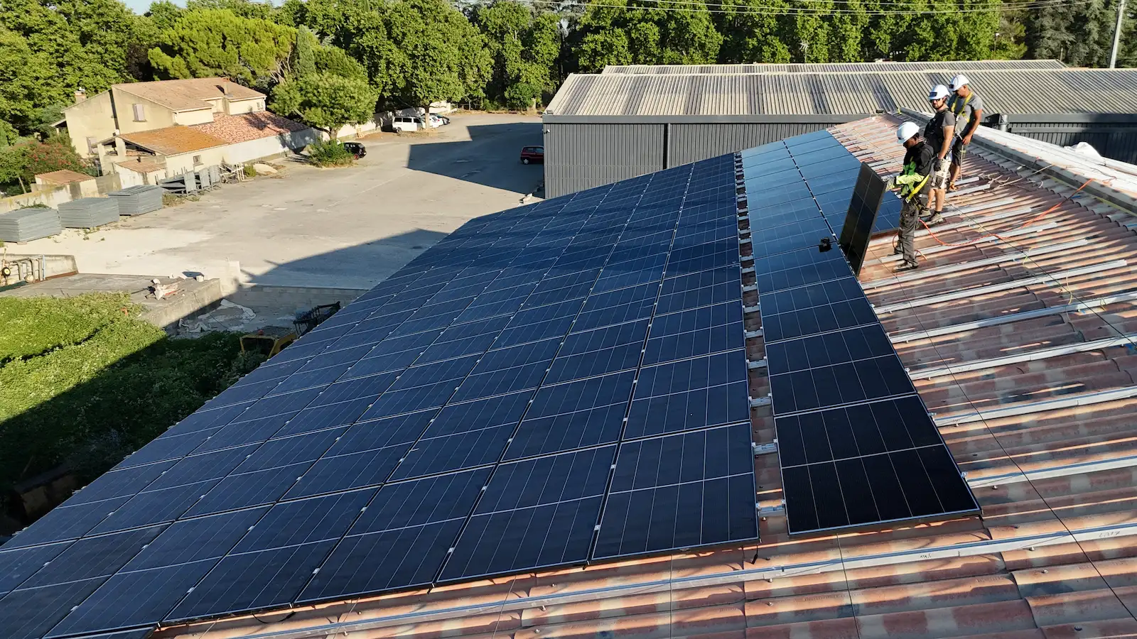 Techniciens remplaçant d'anciens panneaux photovoltaïques par des modules neufs plus performants sur une toiture